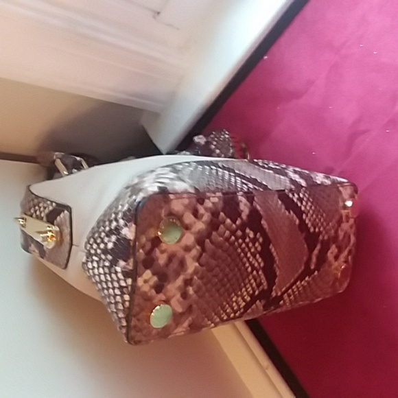 🎁  NEW  Michael Kors Smythe Leather Tan with Snake Design Bag/ Crossbody EC - Picture 7 of 11